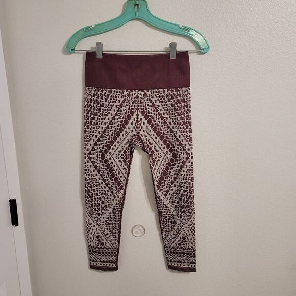 Fabletics Abstract Cropped Leggings Sz S - Picture 2 of 4